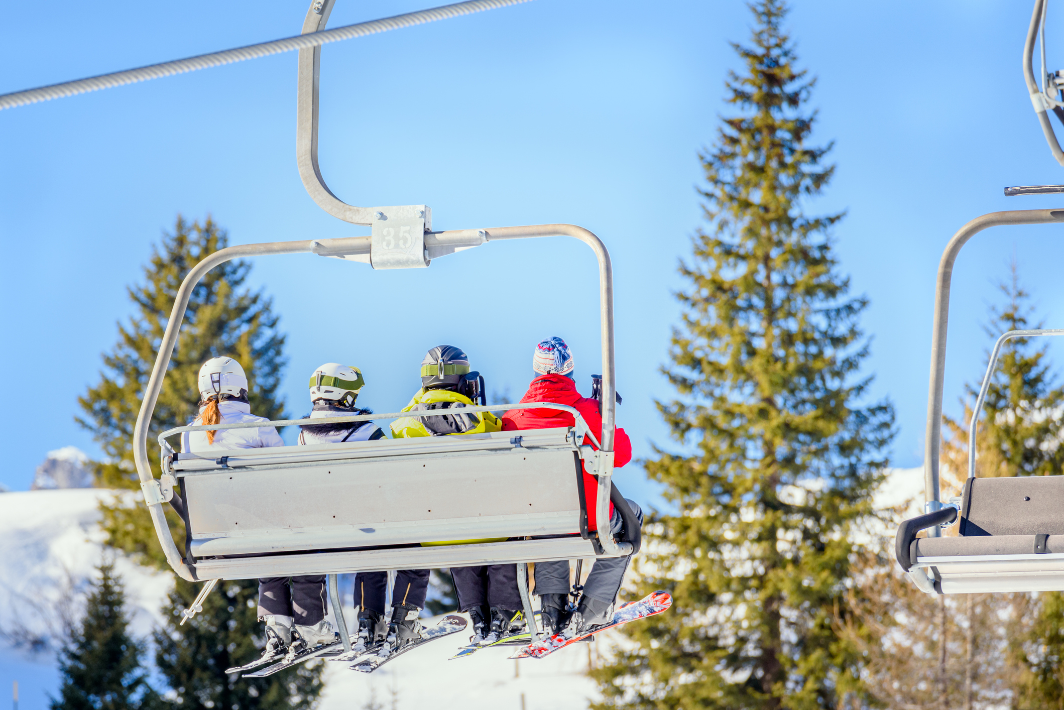 winter-travel-snow-activities-perks-to-offer-your-employees