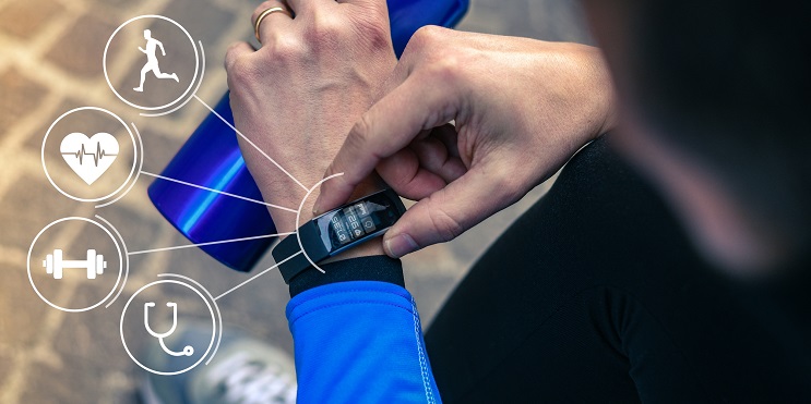 employee with fitness watch using a corporate wellness program